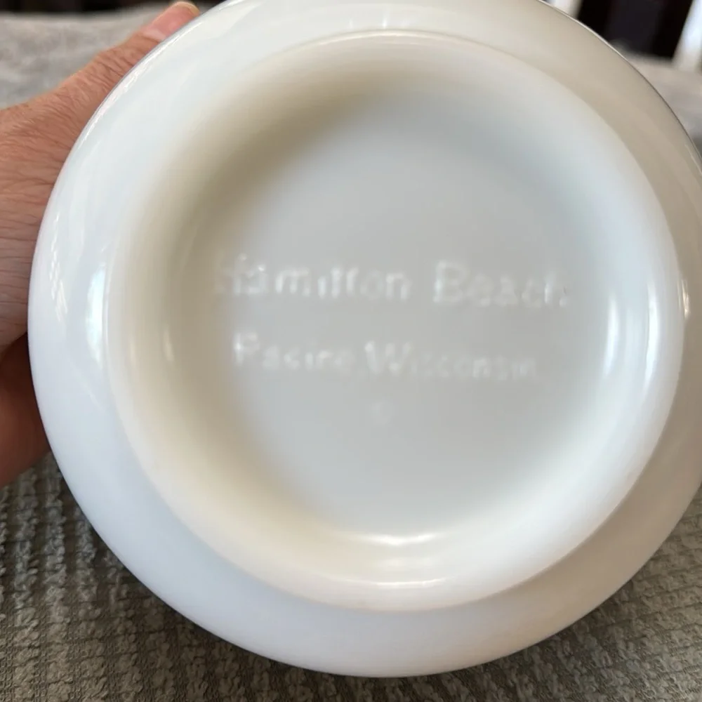Vintage Hamilton‎ Beach Milk Glass Mixing Bowl Pour Spout Racine Wisconsin 7”